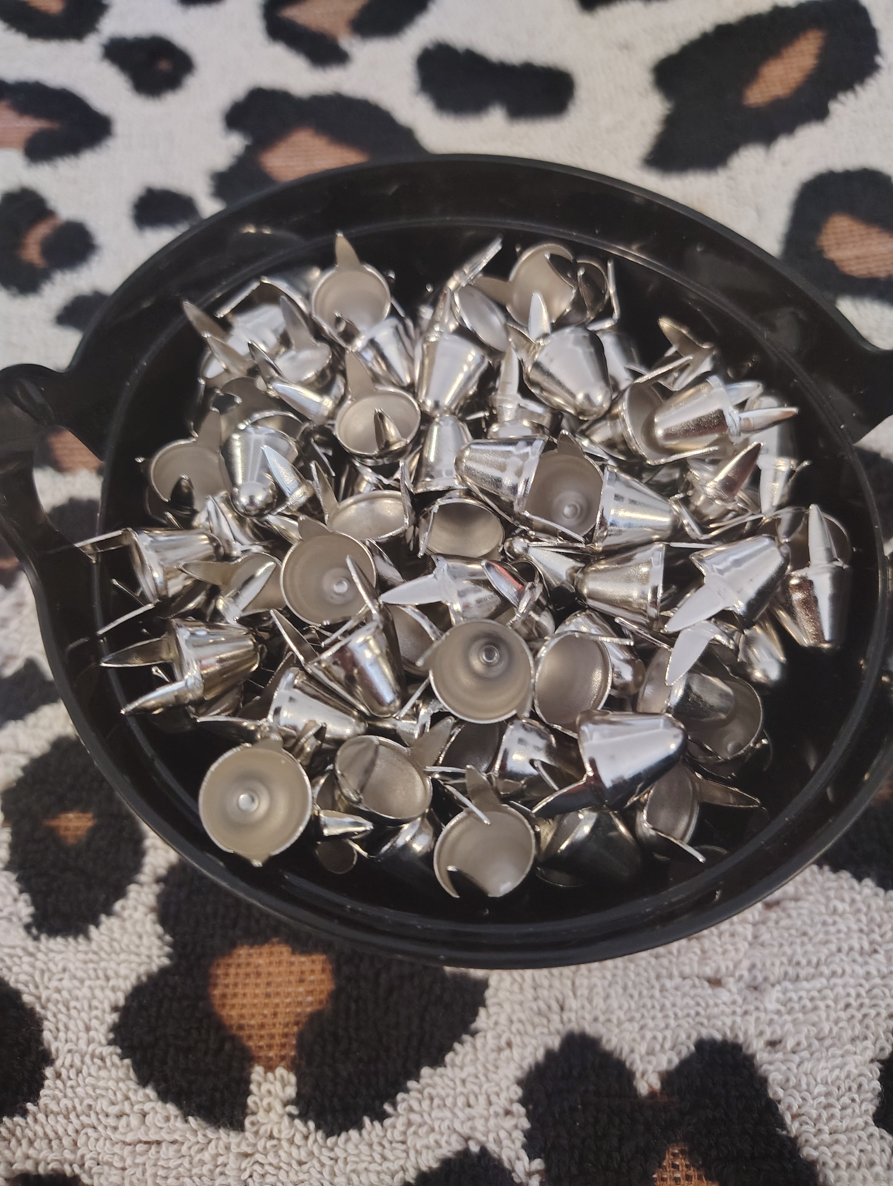 ENGLISH 77 STUDS TALL, SILVER