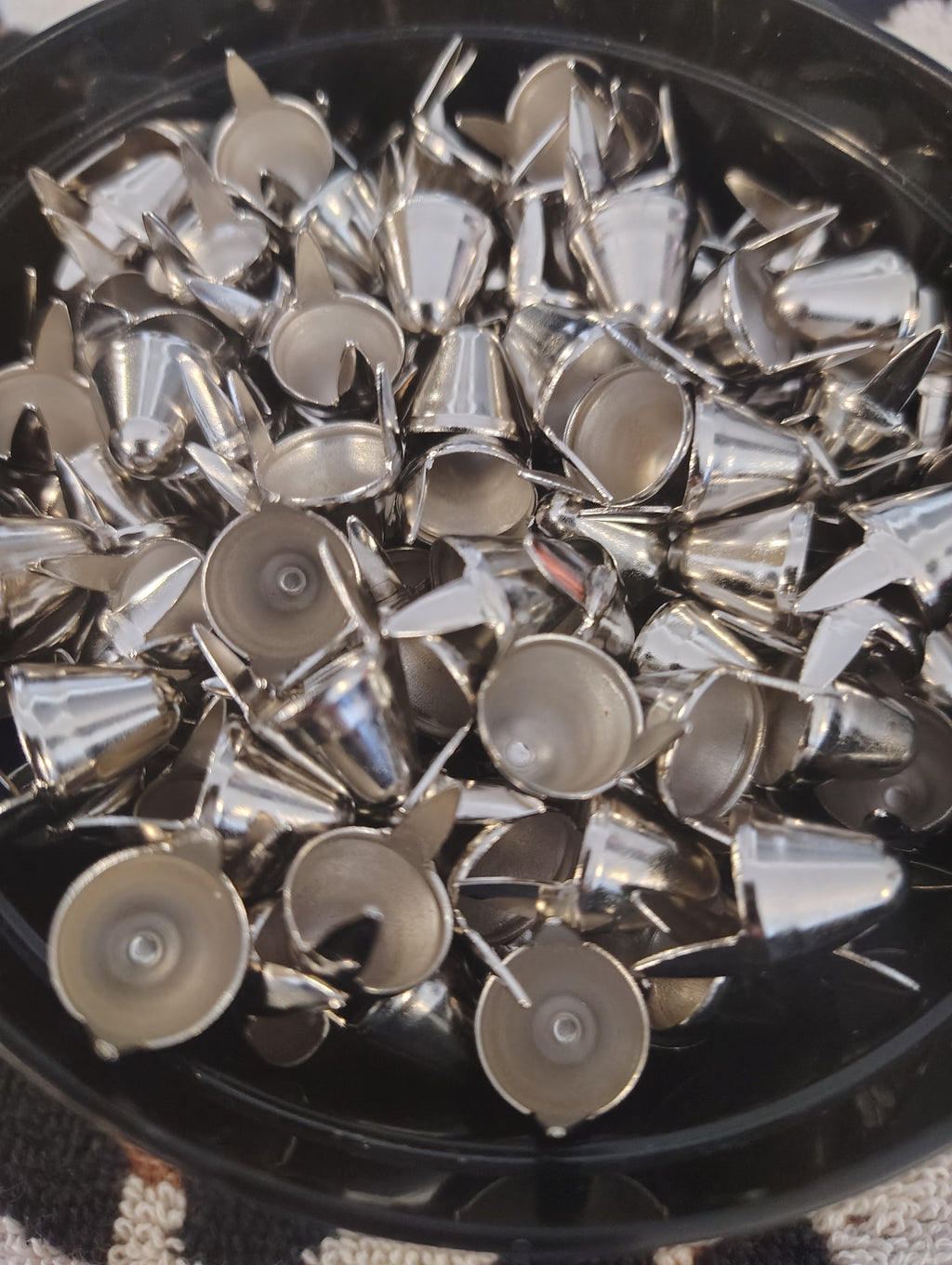 ENGLISH 77 STUDS TALL, SILVER